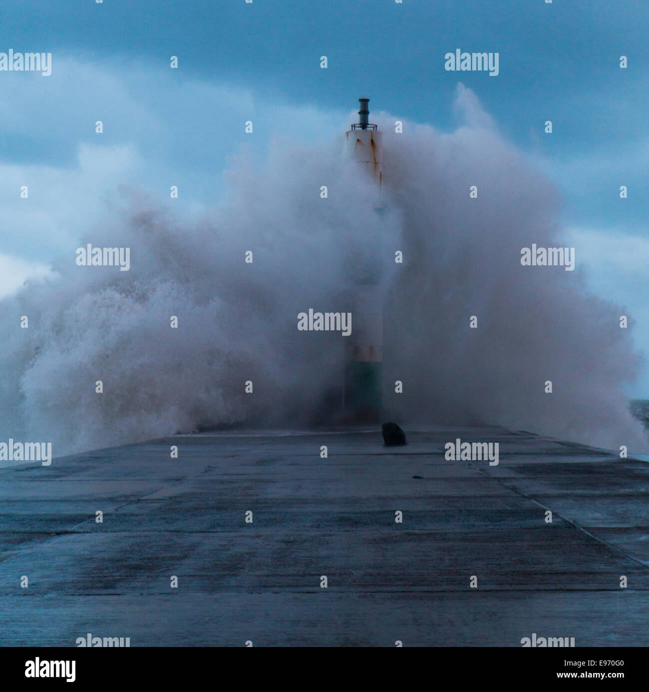 Aberystwyth, UK. Xxi oct, 2014. Tempesta Gonzalo hits Aberystwyth con venti di fino a 70km/h. Onde enormi smash sopra il faro. ©Jon Freeman / Alamy Foto Stock