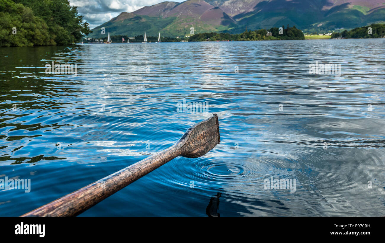 Legno remo canottaggio sul Lago Derwentwater nel Lake District inglese Foto Stock