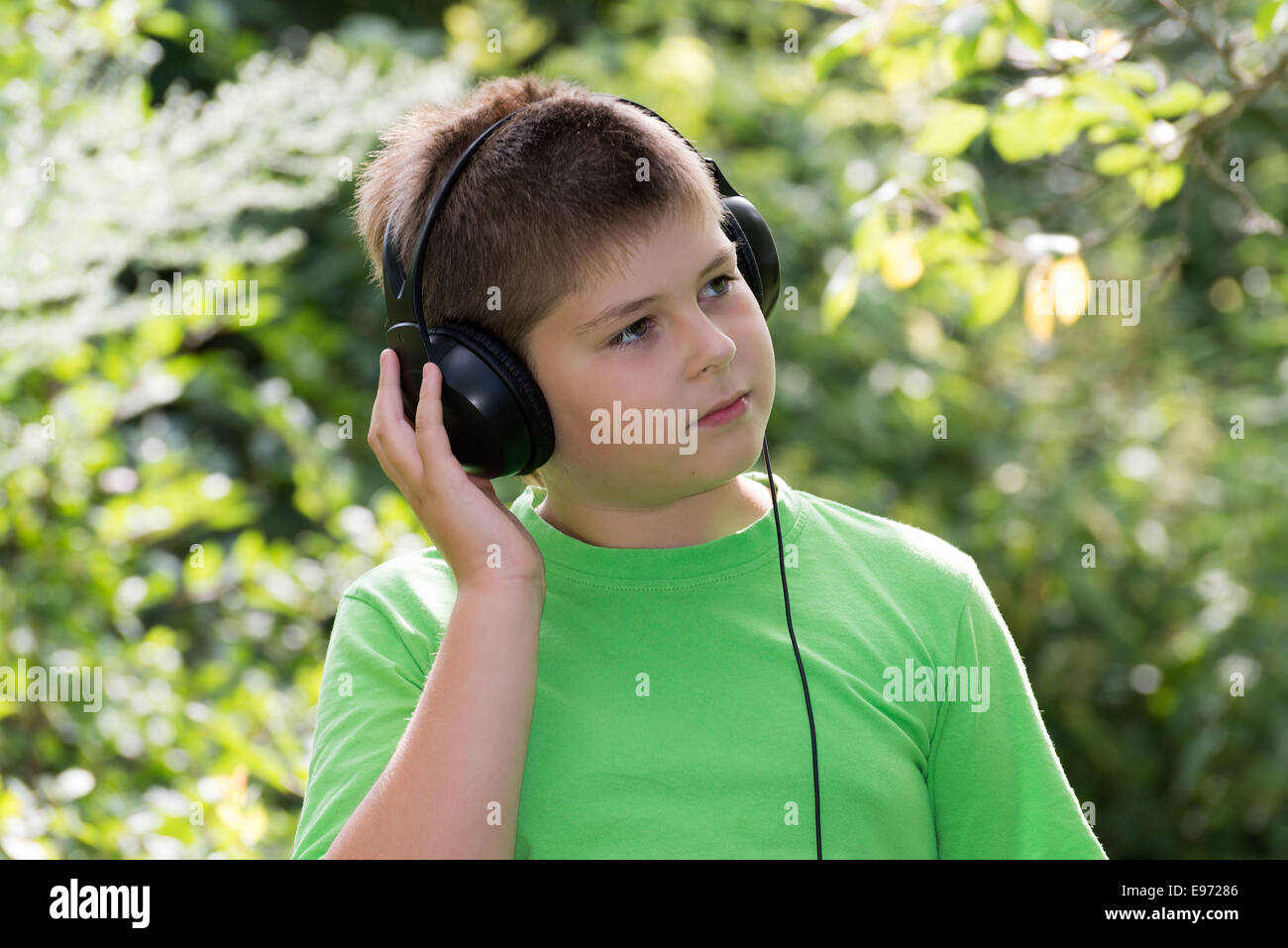 Ragazzo ascoltare musica con le cuffie in posizione di parcheggio Foto Stock