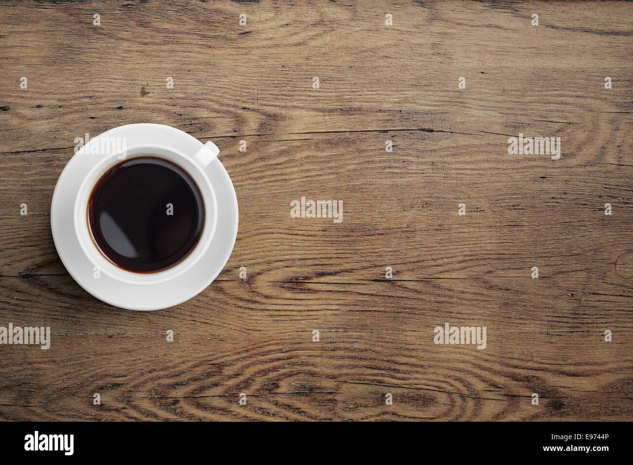 Black coffee cup sul vecchio tavolo in legno vista superiore Foto Stock