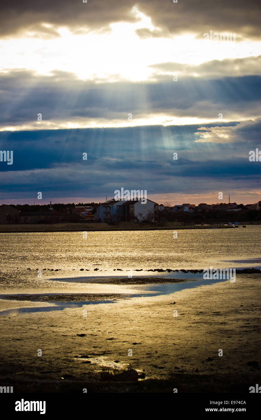 Raggi di sole attraverso le nuvole in città di Nin Foto Stock