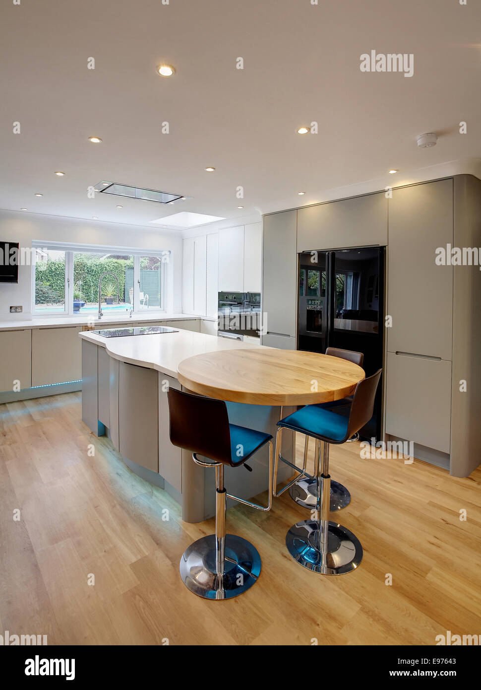 Una cucina moderna all'interno di una casa nel Regno Unito con una colazione isola. Foto Stock