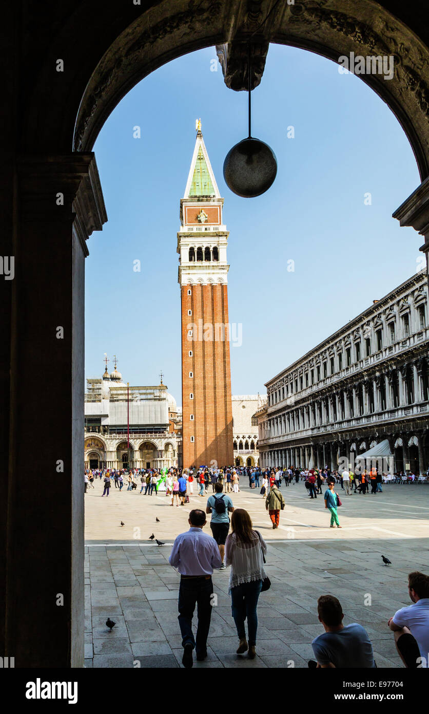 Il Campanile attraverso un arco in Piazza San Marco Venezia Foto Stock