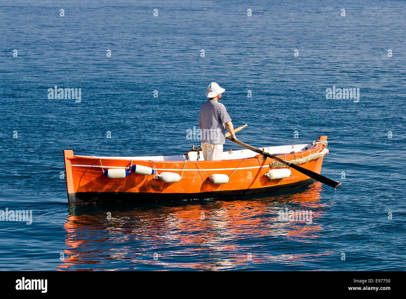 Sailor canottaggio sul legno barca taxi Foto Stock