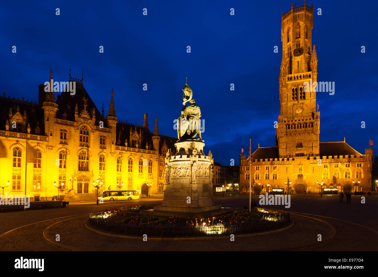 Statua Centro Piazza della Città Vecchia Bruges Belfry Foto Stock Statua Centro Piazza della Città Vecchia Bruges Belfry Foto Stock