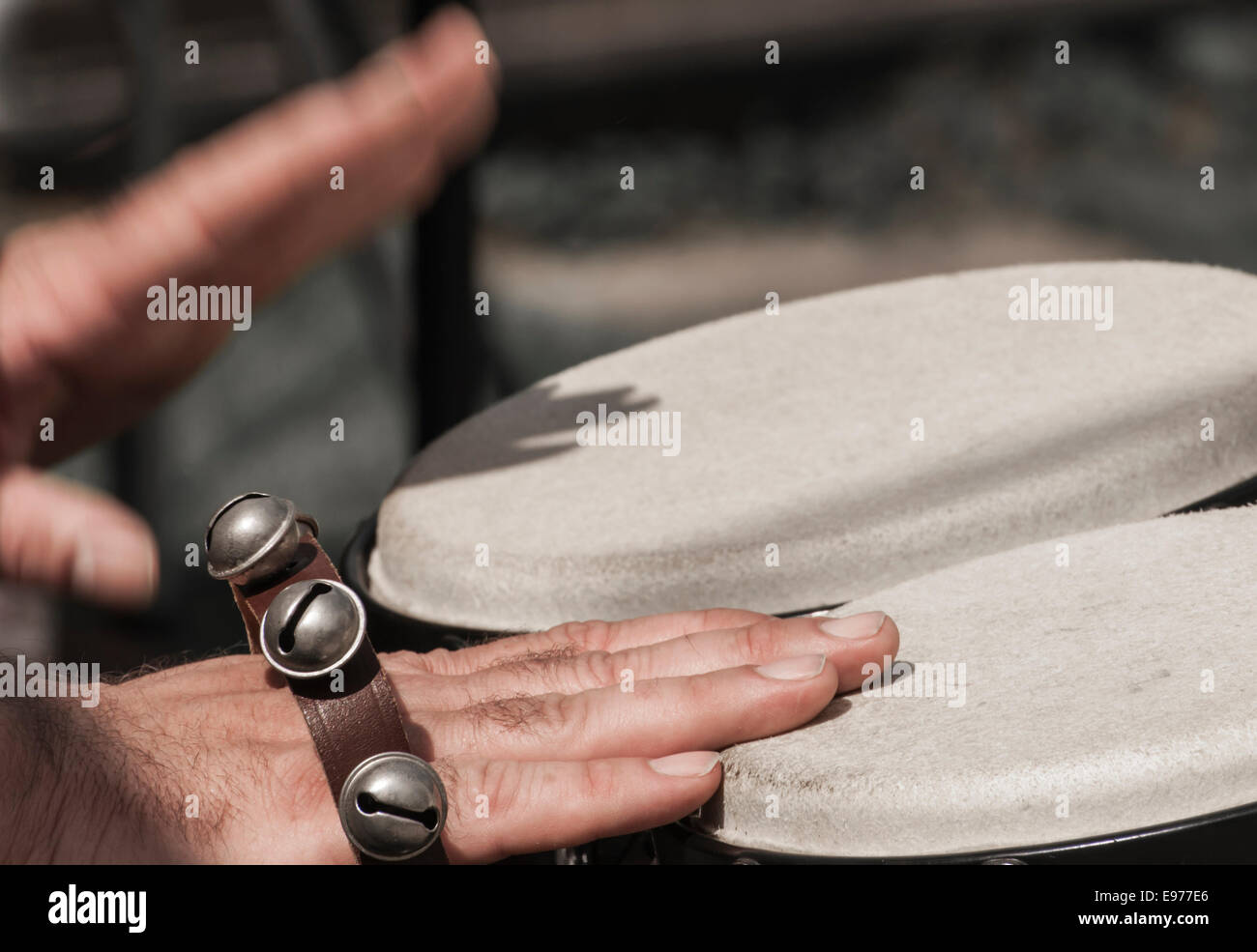 Close up di un percussionista con le mani in mano a giocare i tamburi di bongo. Foto Stock