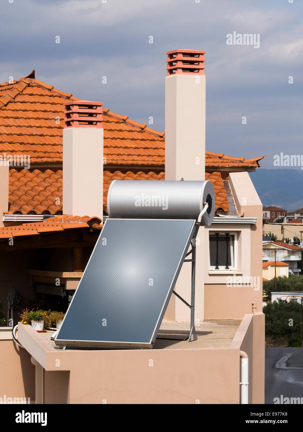 Calorifero di acqua solare sul tetto della piastrella con tetto di casa Foto Stock