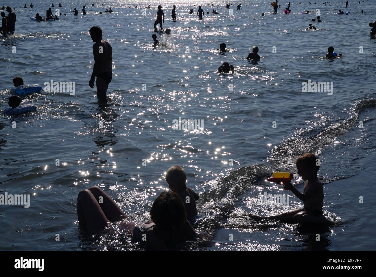 folla sulla spiaggia Foto Stock