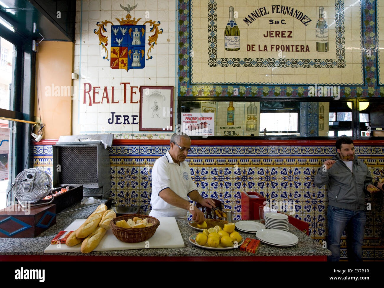 Cafe Iruna in Bilbao rendendo "pinchos morunos' spiedini con prosciutto e spezie Foto Stock