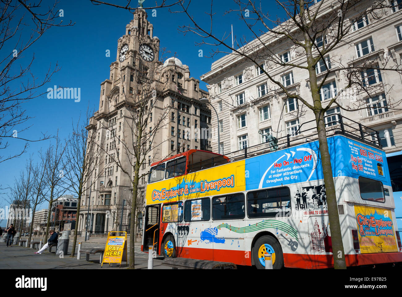 Liverpool, Regno Unito - Aprile 18th, 2014: City explorer bus aperti stazionava vicino al Liver Building in attesa di prendere i turisti intorno a L Foto Stock