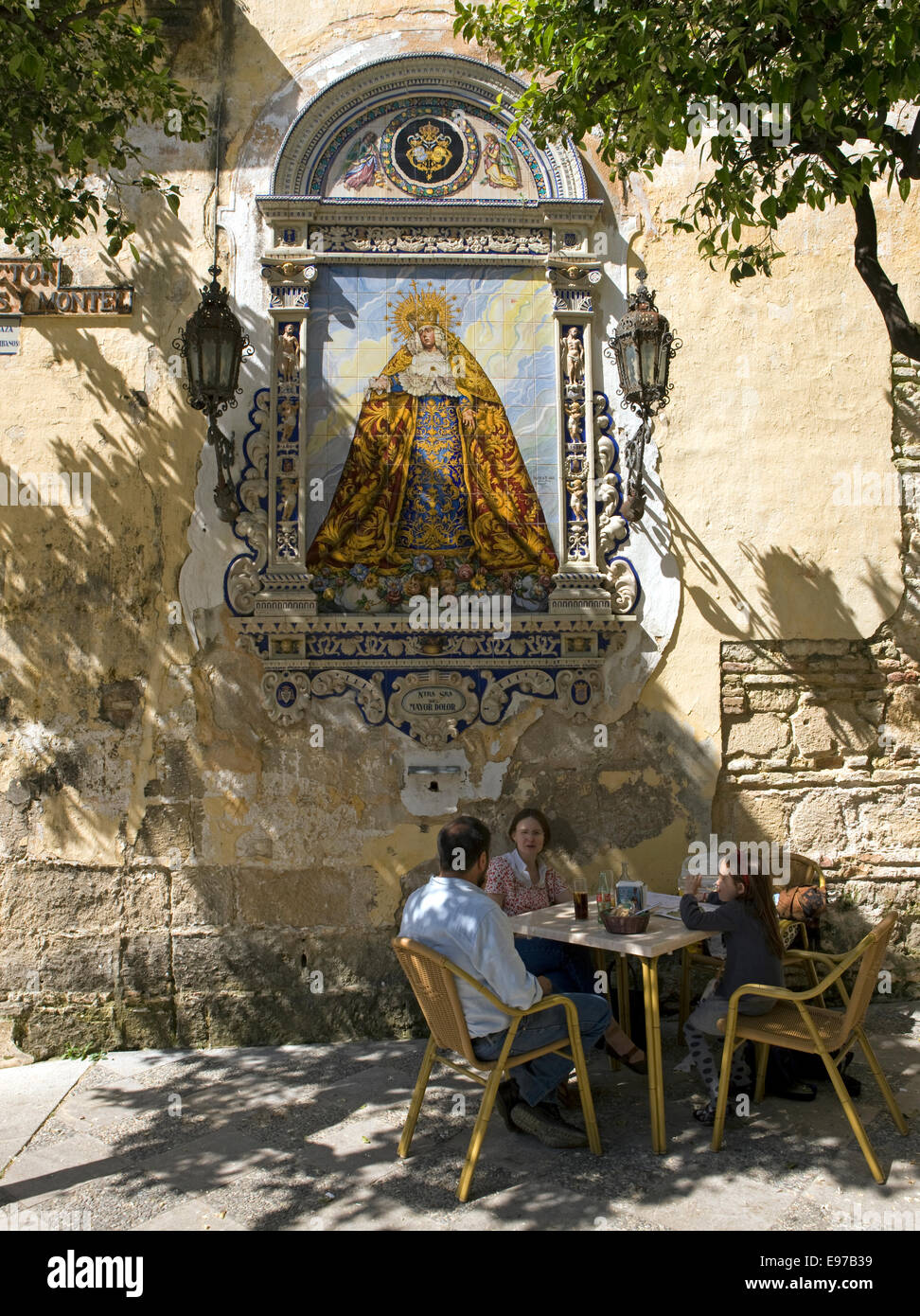 Al di fuori del cafè nel centro storico di Jerez de la Frontera Foto Stock