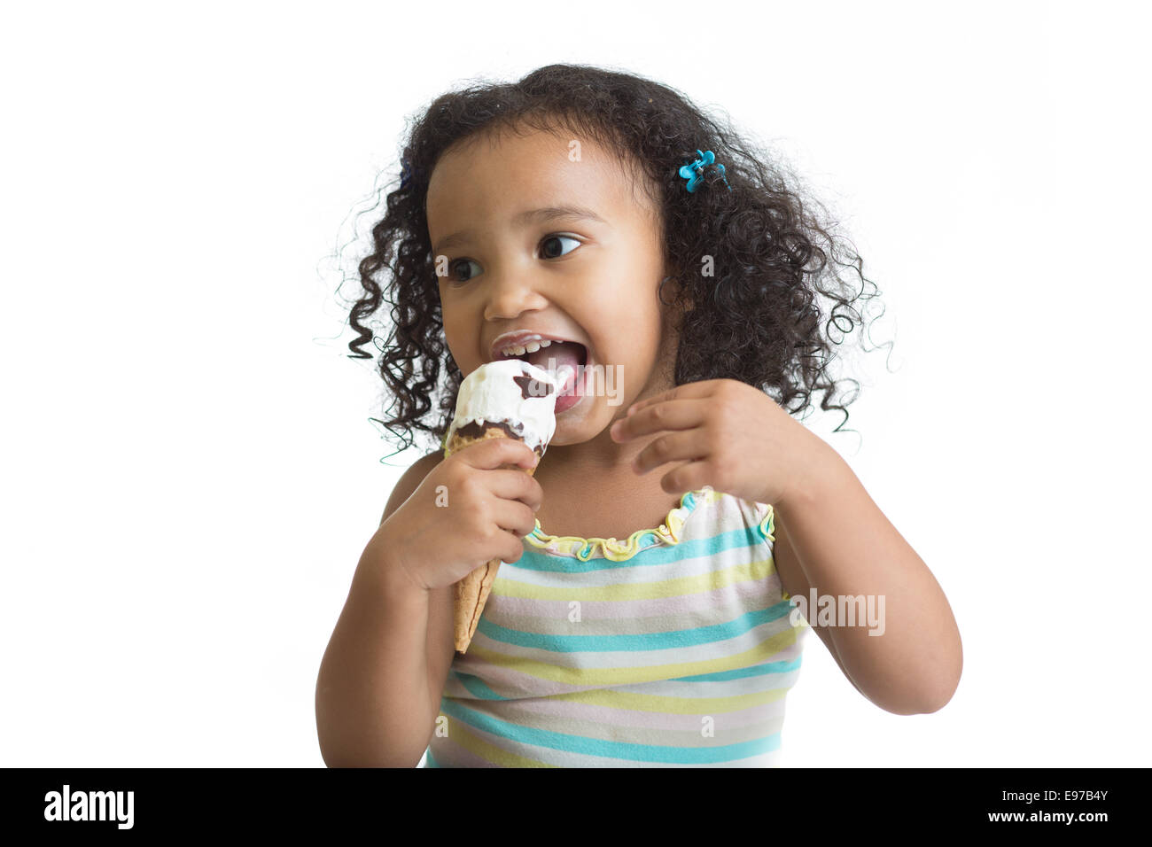 Kid a mangiare il gelato isolato e guardando a parte Foto Stock