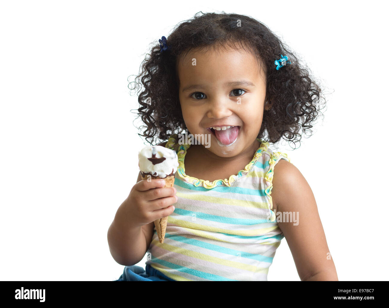 Kid a mangiare il gelato isolato Foto Stock