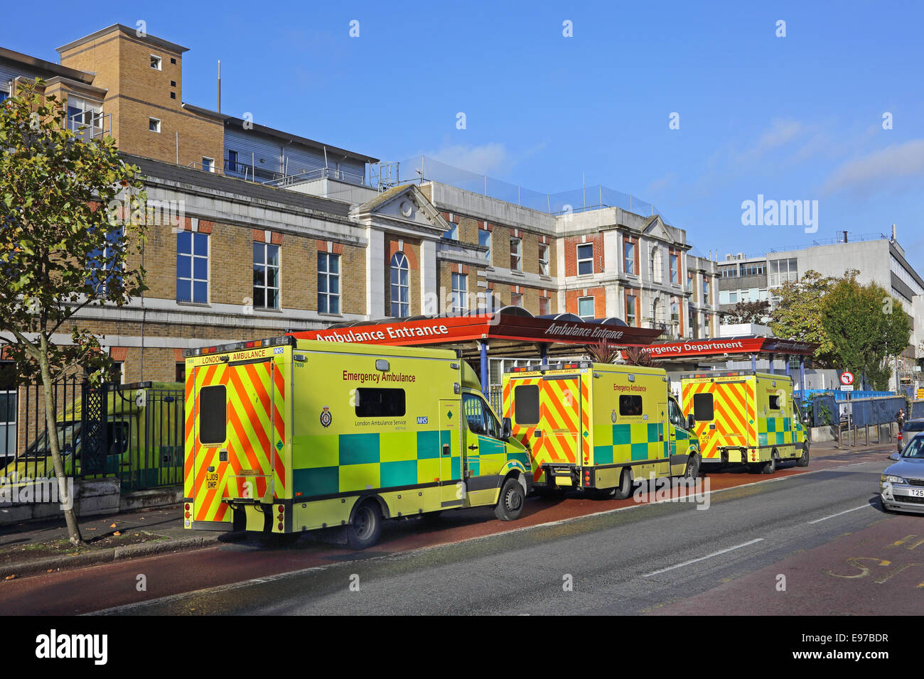 Le ambulanze si sono allineate fuori dal Kings College Hospital di Londra, il dipartimento di incidenti e emergenze, Denmark Hill, Londra, Regno Unito. Foto Stock