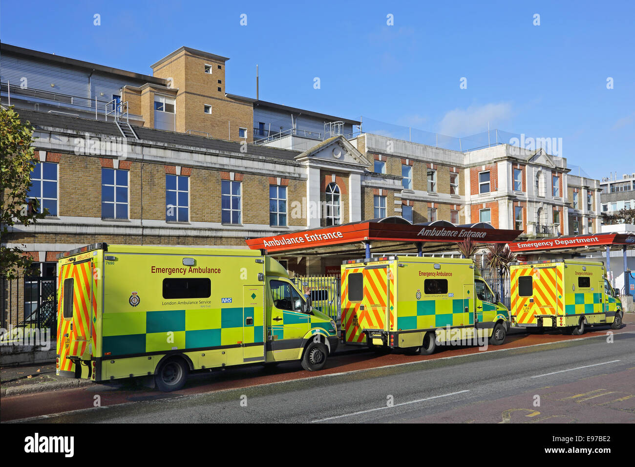 Le ambulanze schierate al di fuori della Londra Kings College Hospital di incidenti e dipartimento di emergenza sulla Danimarca Hill. Foto Stock