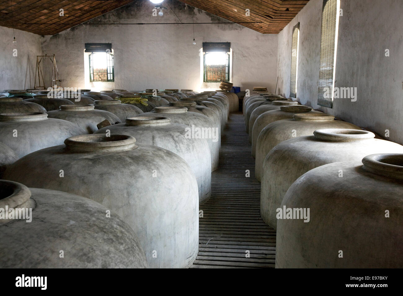 Bodega Perez Barquero dove memorizzare i vini di Xeres in grandi vecchie pentole di creta Foto Stock