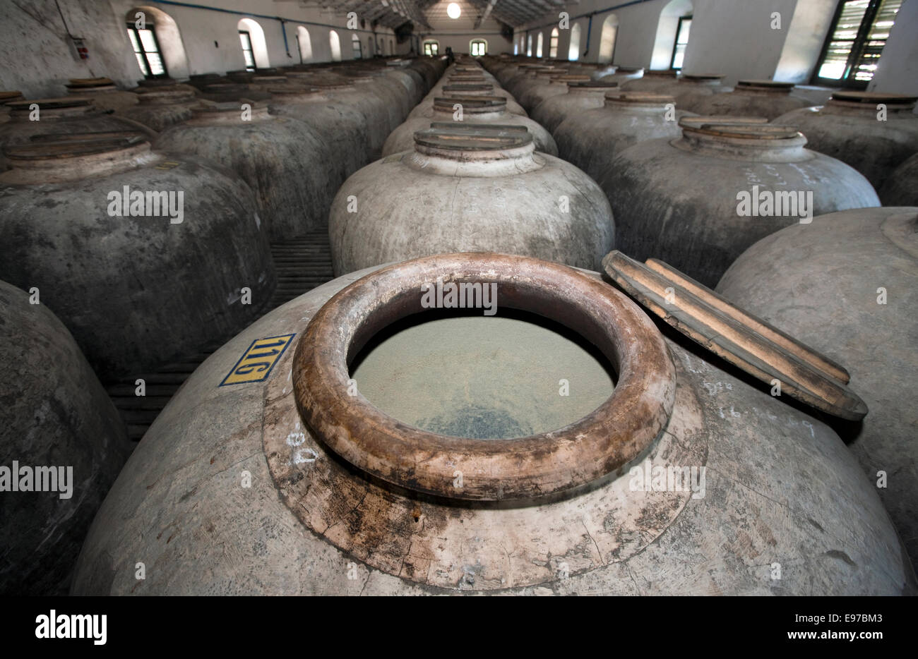 Bodega Perez Barquero dove memorizzare i vini di Xeres in grandi vecchie pentole di creta Foto Stock