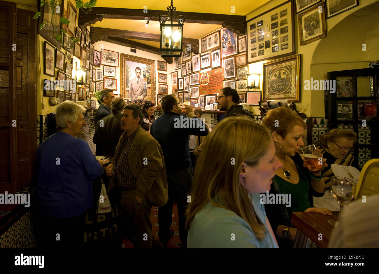 All'interno del ristorante Casa el Pisto in Cordobas città vecchia gente beve Foto Stock