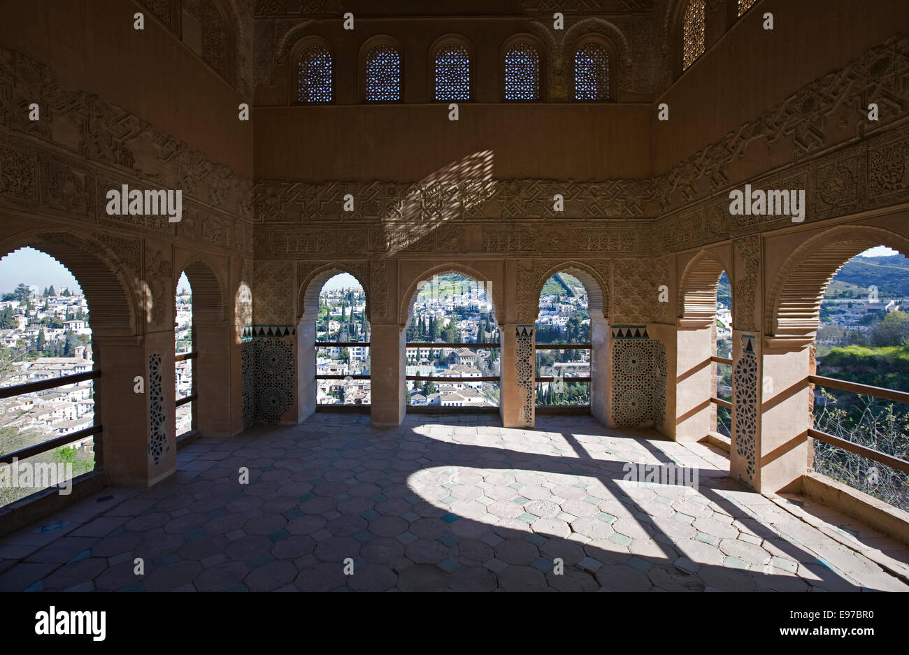 Vista dall'interno del Palazzo Alhambra con la città di Granada in background Foto Stock