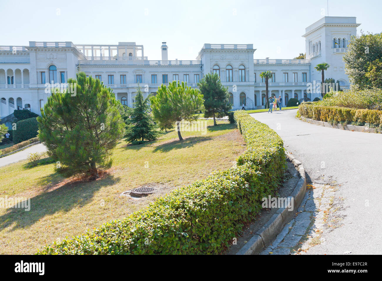 YALTA, Russia - 28 settembre 2014: la gente nel parco del Grand Livadia Palace in Crimea. Livadia tenuta fu residenza estiva del Foto Stock