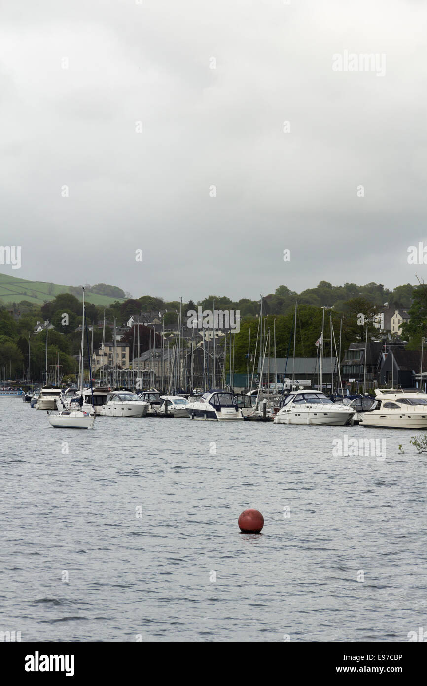 Lussuosi yacht e barche a motore ormeggiato a Bowness Bay Marina, Bowness-on-Windermere sul lago Windermere nel Lake District inglese. Foto Stock