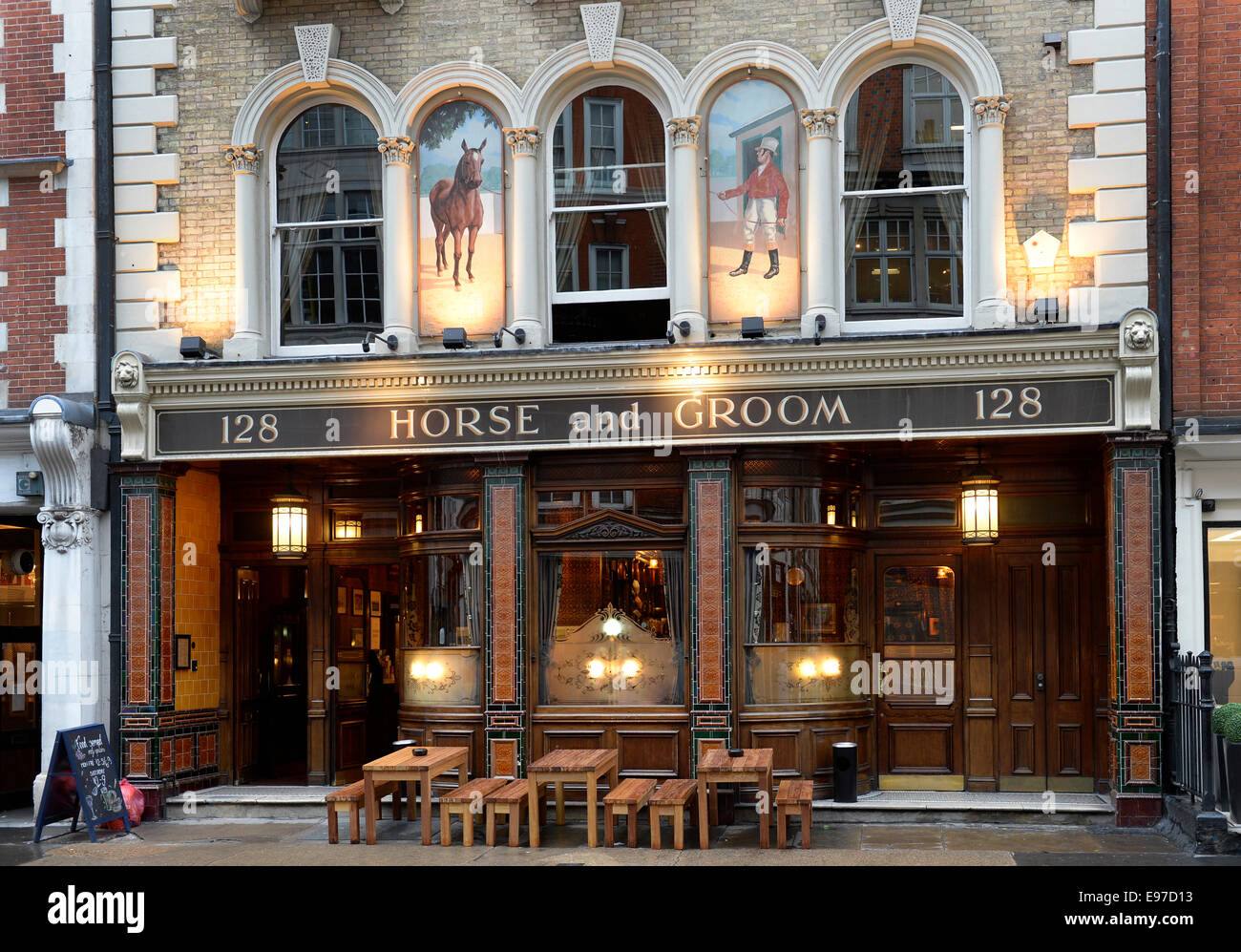 Cavallo e lo Sposo Public House, 128 Great Portland Street, Londra, Inghilterra, Regno Unito. Foto Stock