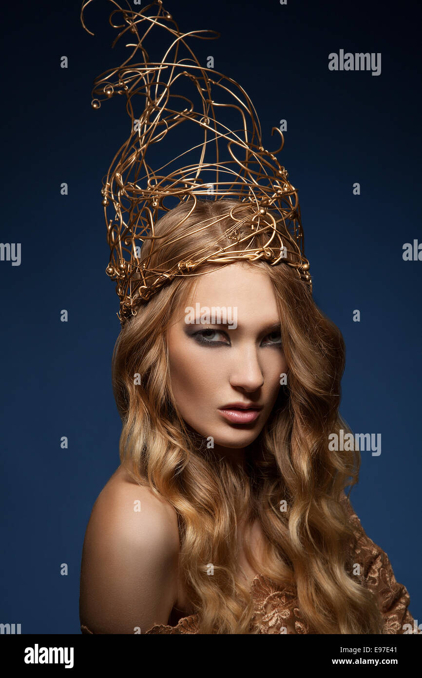 Ritratto di una bionda con il filo corona sul capo Foto Stock