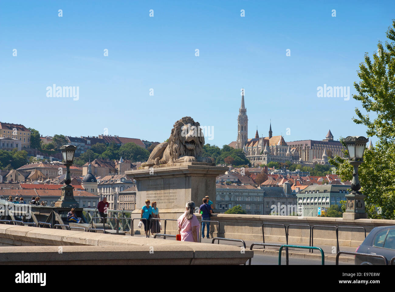 Széchenyi il Ponte delle catene a Budapest, Ungheria, con vista del Castello di Buda e St Chiesa di Mathias Foto Stock