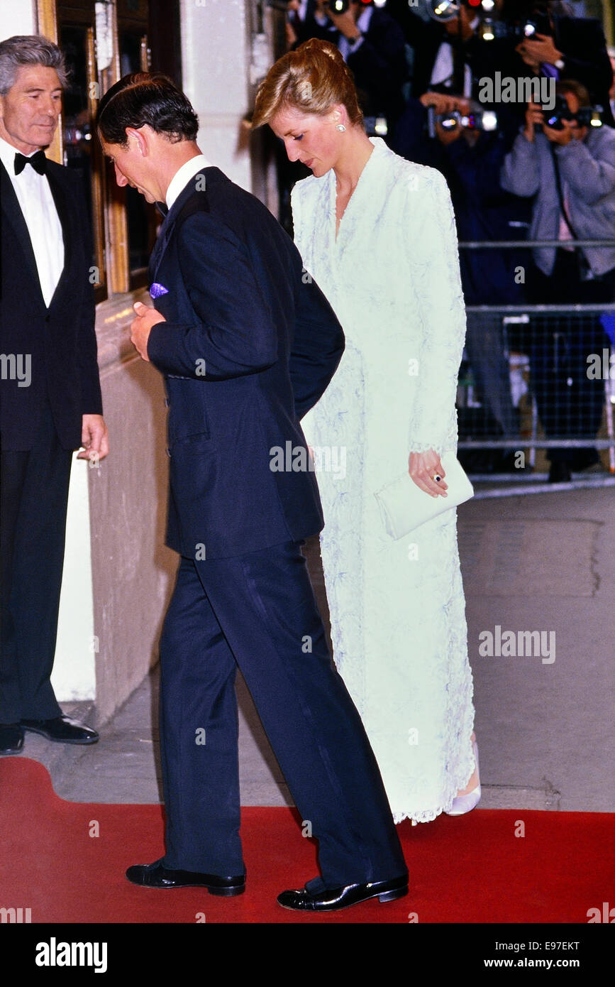 Il Principe Carlo e la Principessa Diana arrivano al Teatro dell'Opera di Covent Garden. Londra, Inghilterra, Regno Unito giugno 7 1989 Foto Stock