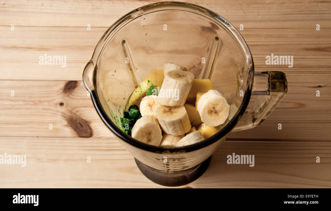 Fase 4 - Aggiungere la banana preparare la miscela per il frullato per essere reso Foto Stock