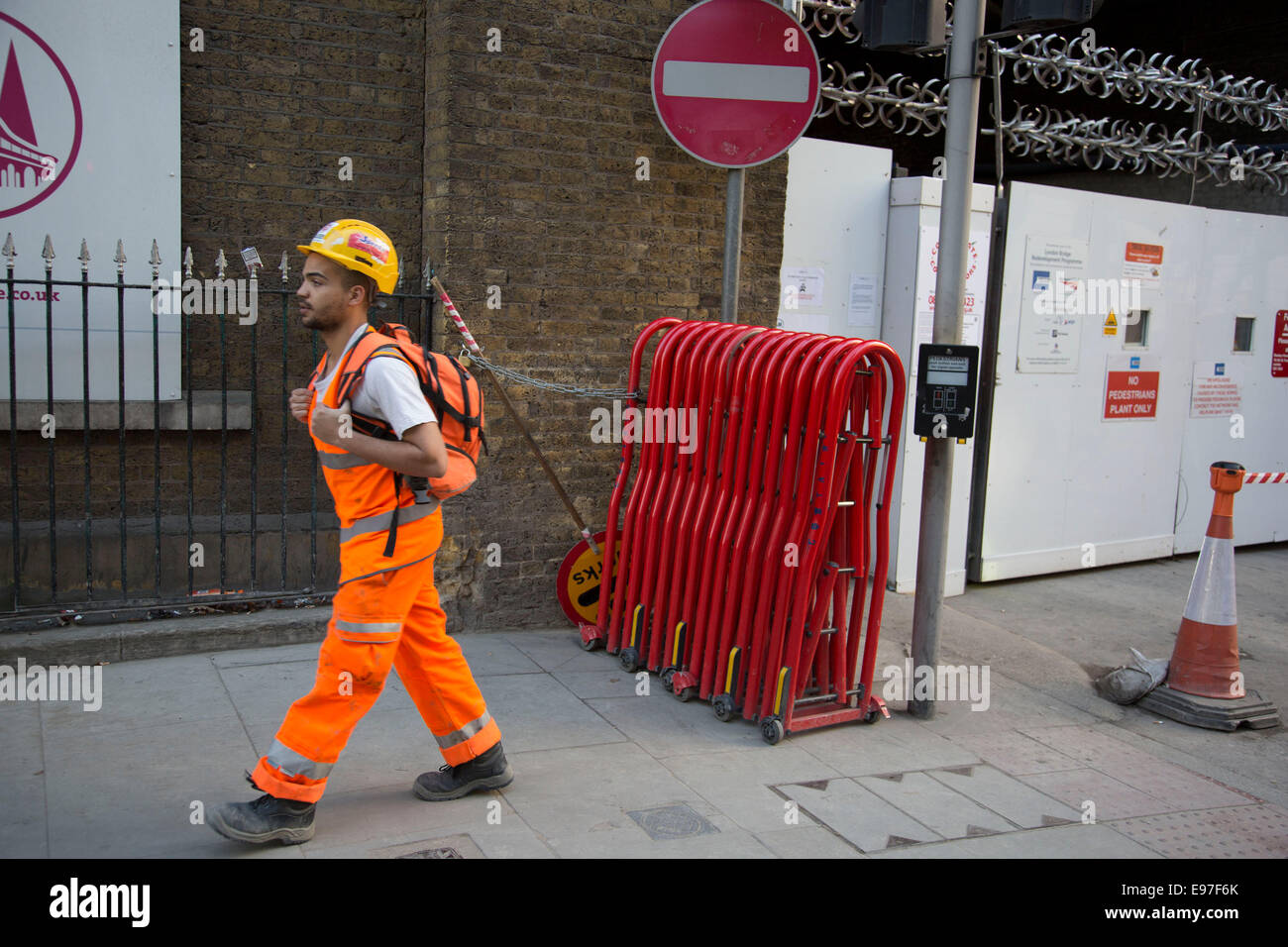 Operai indossando alta viz abbigliamento di sicurezza sul sito di costruzione su Tooley Street per la stazione di London Bridge riconversione. Regno Unito. Foto Stock