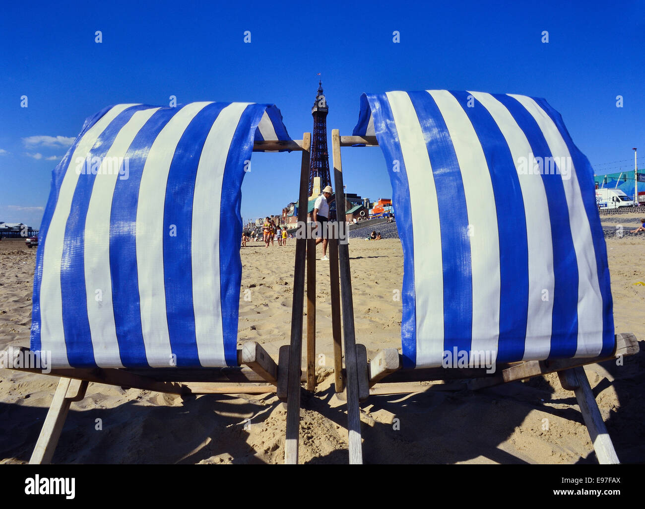 Svuotare sdraio al vento sulla spiaggia di Blackpool. Lancashire, Inghilterra, Regno Unito Foto Stock