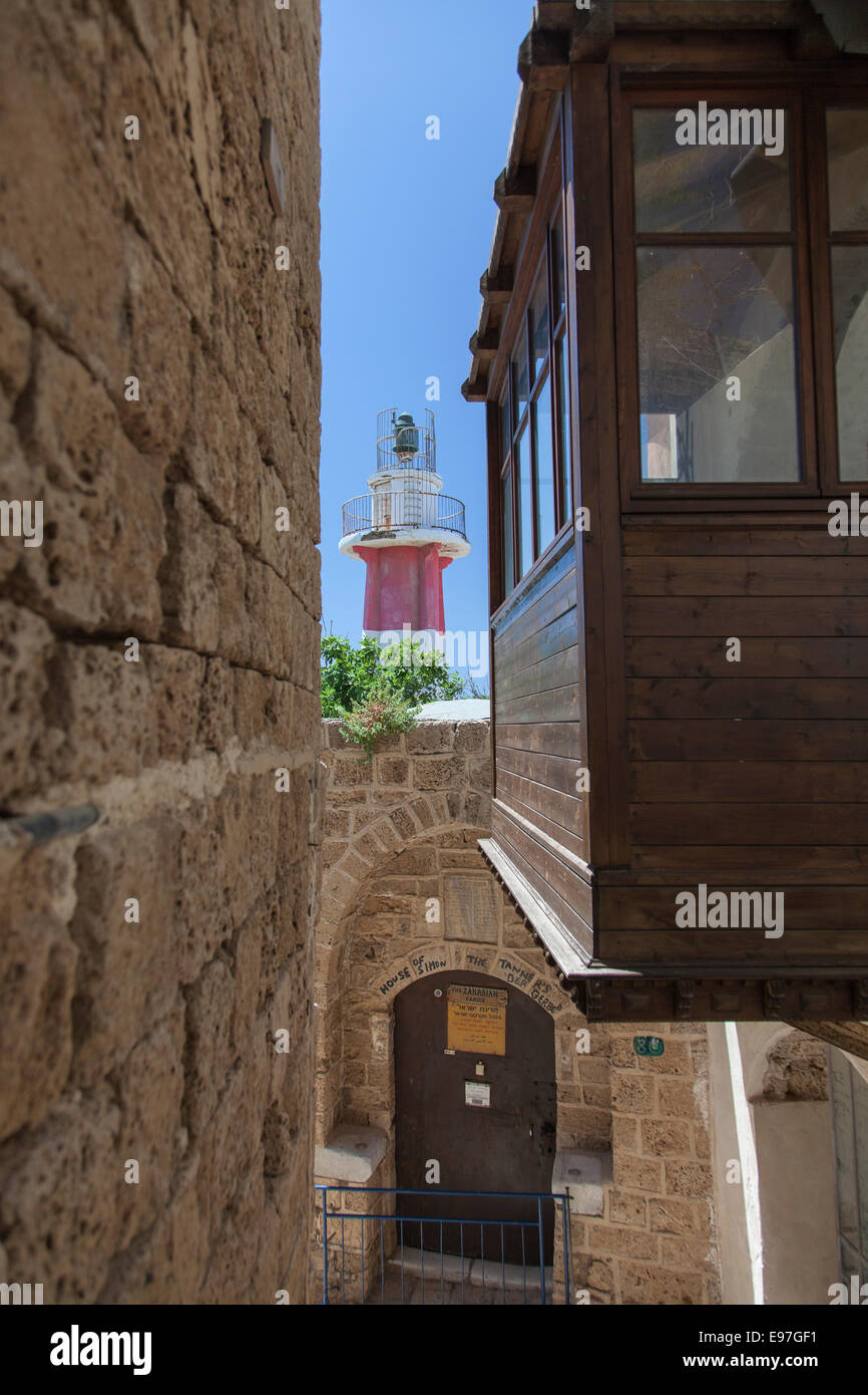 La porta che conduce alla casa di Simone il conciatore ed il faro sopra nella Vecchia Jaffa. Foto Stock