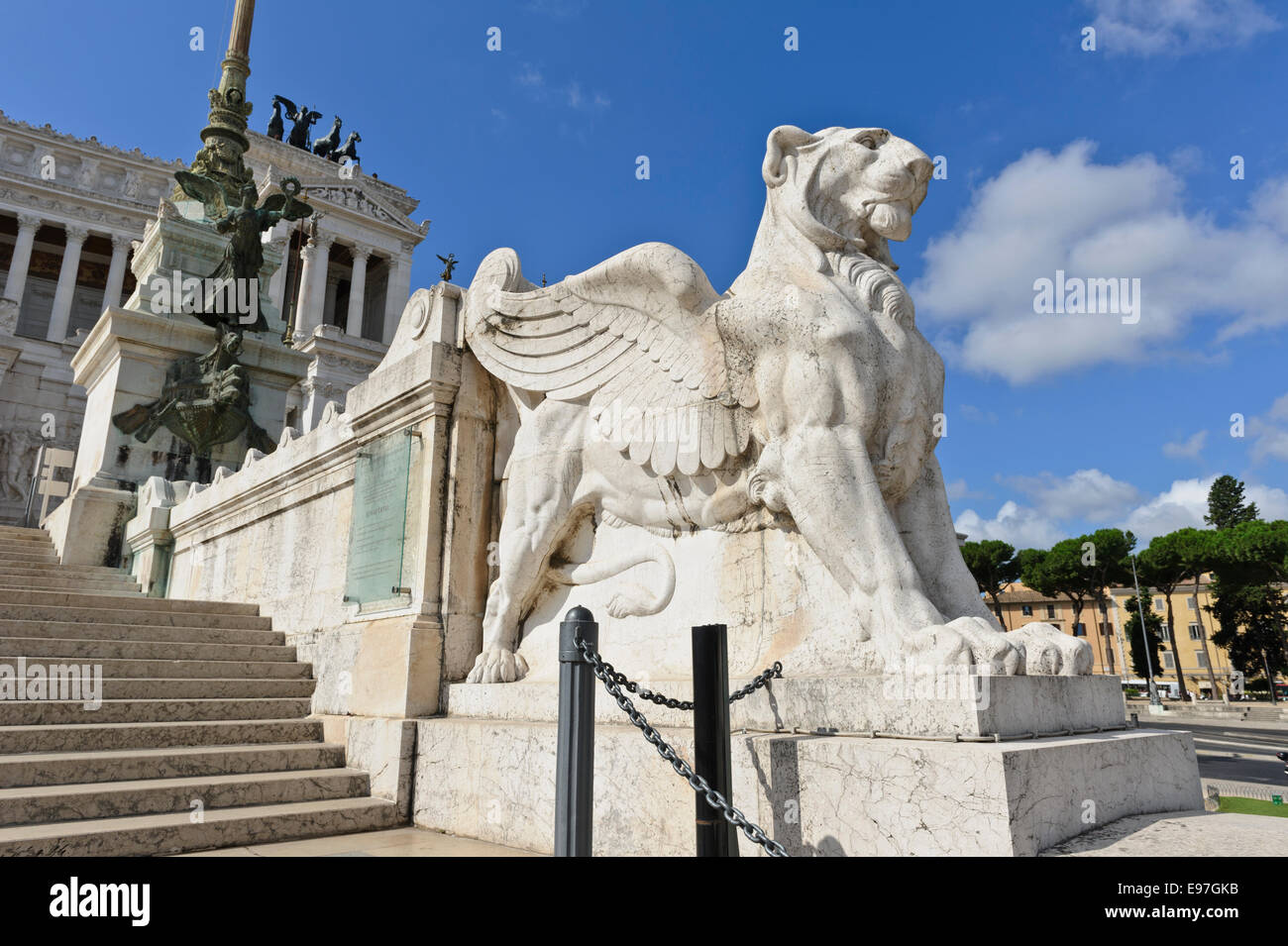 Un bianco leone alato scultura sui gradini della Vittorio Emanuele II monumento nella città di Roma, Italia. Foto Stock