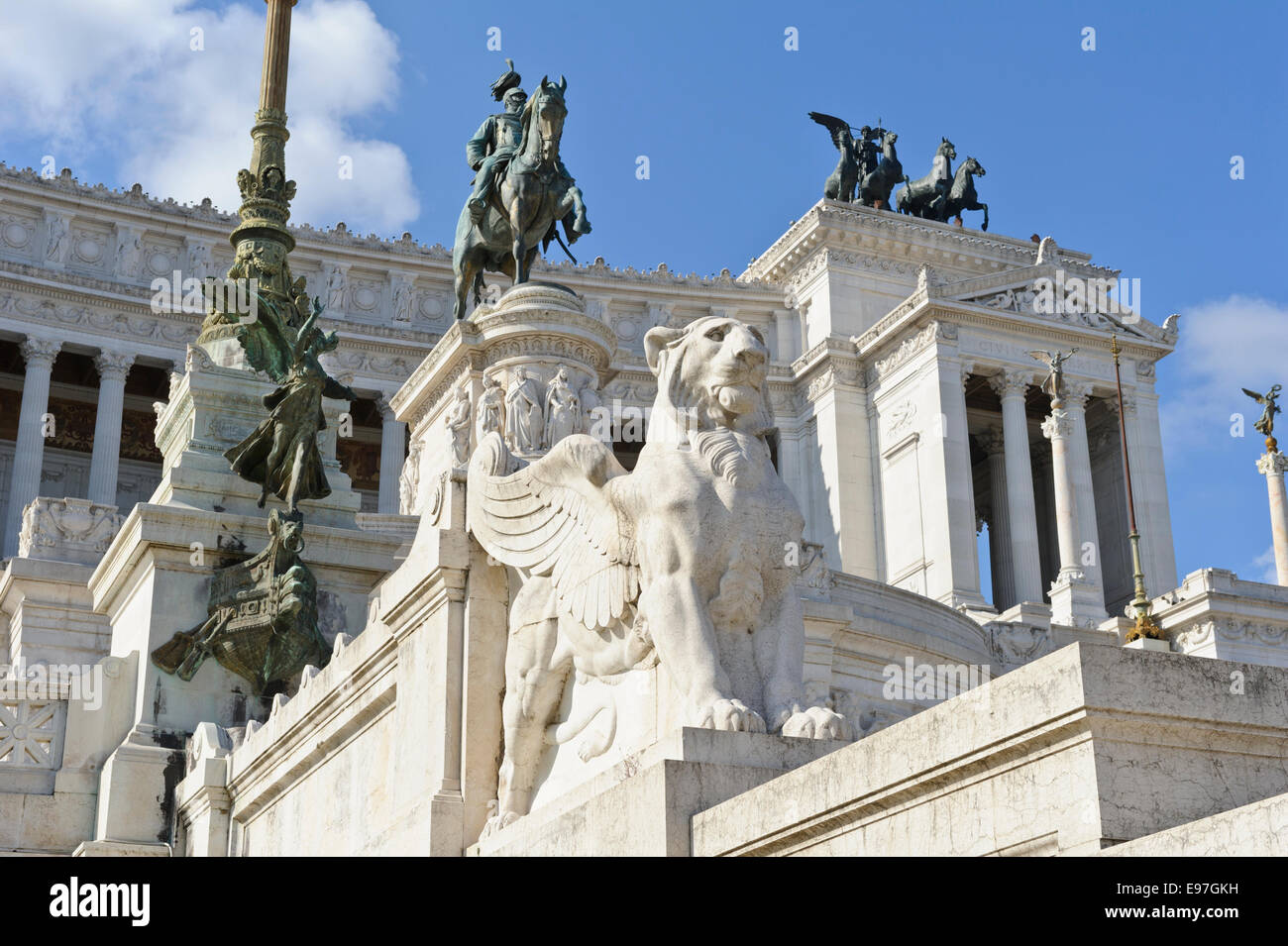 Un bianco leone alato scultura sui gradini della Vittorio Emanuele II monumento nella città di Roma, Italia. Foto Stock