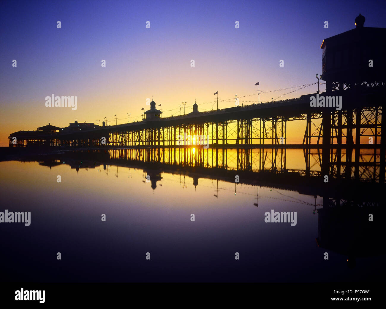 Il molo nord al tramonto. Blackpool. Lancashire Foto Stock