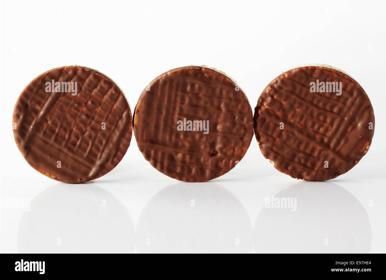 Ricoperta di cioccolato torte di riso in una riga Foto Stock