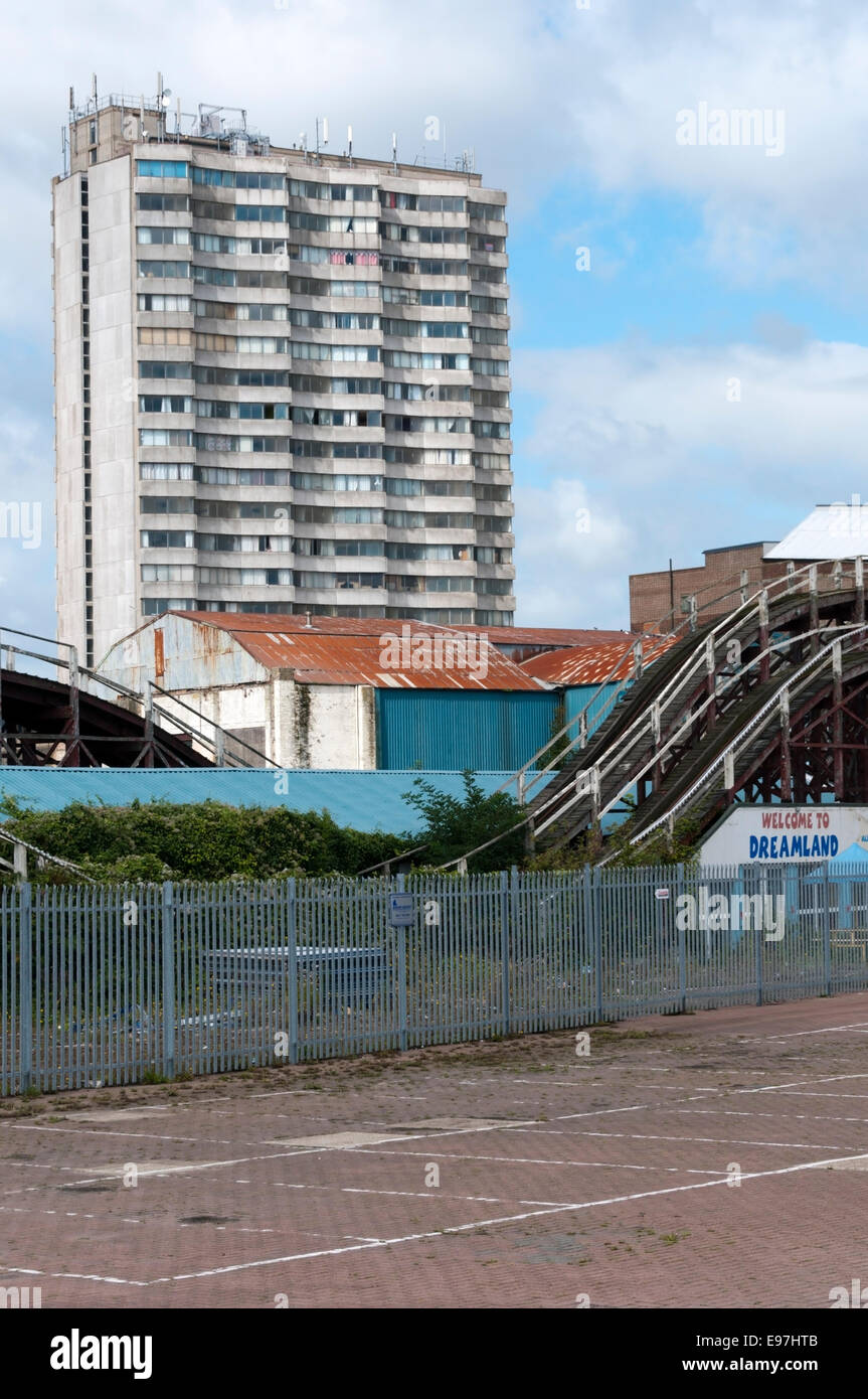 Arlington casa a Margate, visto sopra i resti del grado II* elencati rollercoaster su Dreamland sito. Foto Stock