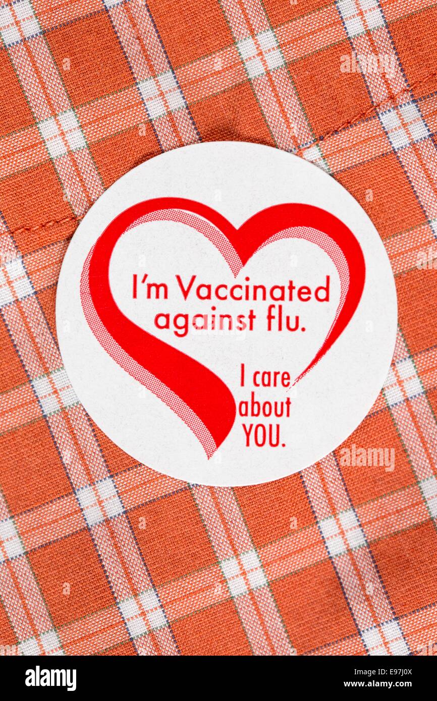 Io sono vaccinati contro influenza badge adesivo su un arancio plaid shirt Foto Stock