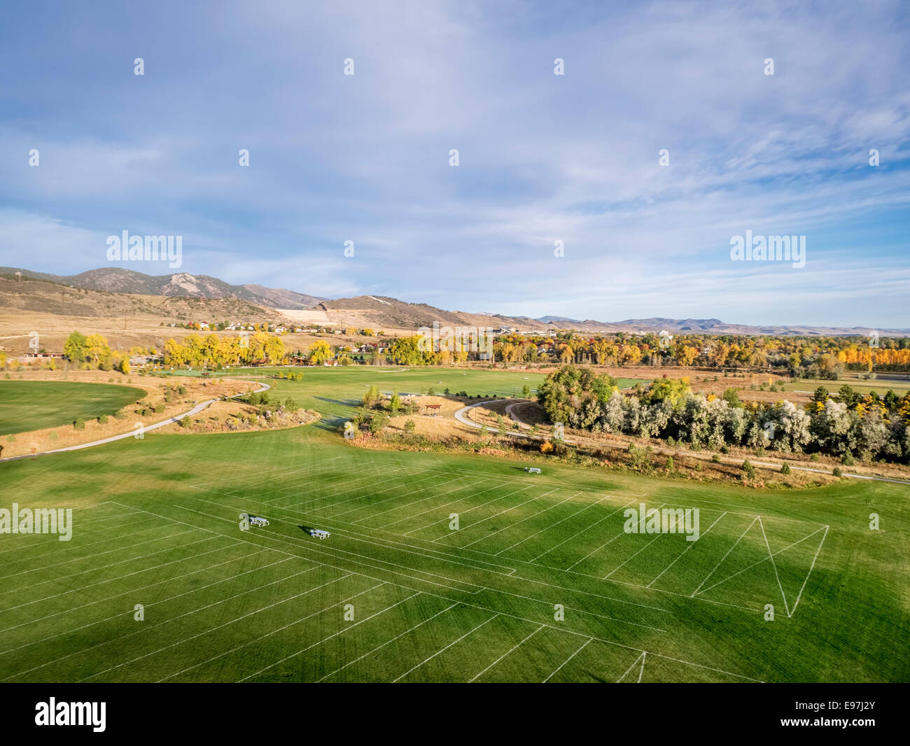 Vista aerea di un parco ricreativo, campi da calcio e percorsi per mountain bike a Montagne Rocciose foothill, Fort Collins, Colorado Foto Stock