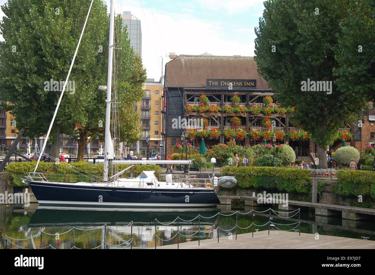 Il pub Dickens Inn, St Katherine's Wharf, Londra, Inghilterra Foto Stock