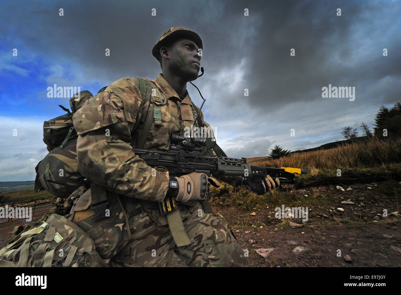 Brecom, Wales, Regno Unito. Xx oct, 2014. Giorno 3 di 10 Cambrian Patrol la sfida finale. Il Cambrian Patrol è un esercizio e non una concorrenza. Essa è condotta per il beneficio di unità e non vi è alcun ordine finale di merito. Questo esercizio è progettato per essere all'interno della capacità di qualsiasi bene-led e ben addestrato patrol da qualsiasi braccio o di servizio. Esercizio CAMBRIAN PATROL è il principale evento di pattuglia dell'esercito britannico che si svolge nelle colline del Galles. Credito: Andrew chittock/Alamy Live News Foto Stock