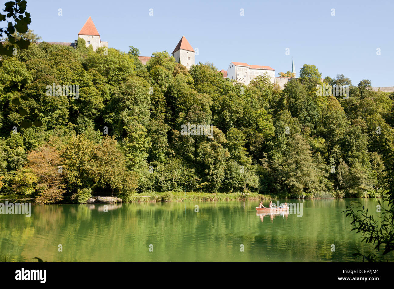 Wöhrsee lake e il castello di Burghausen, Baviera, Germania, Foto Stock