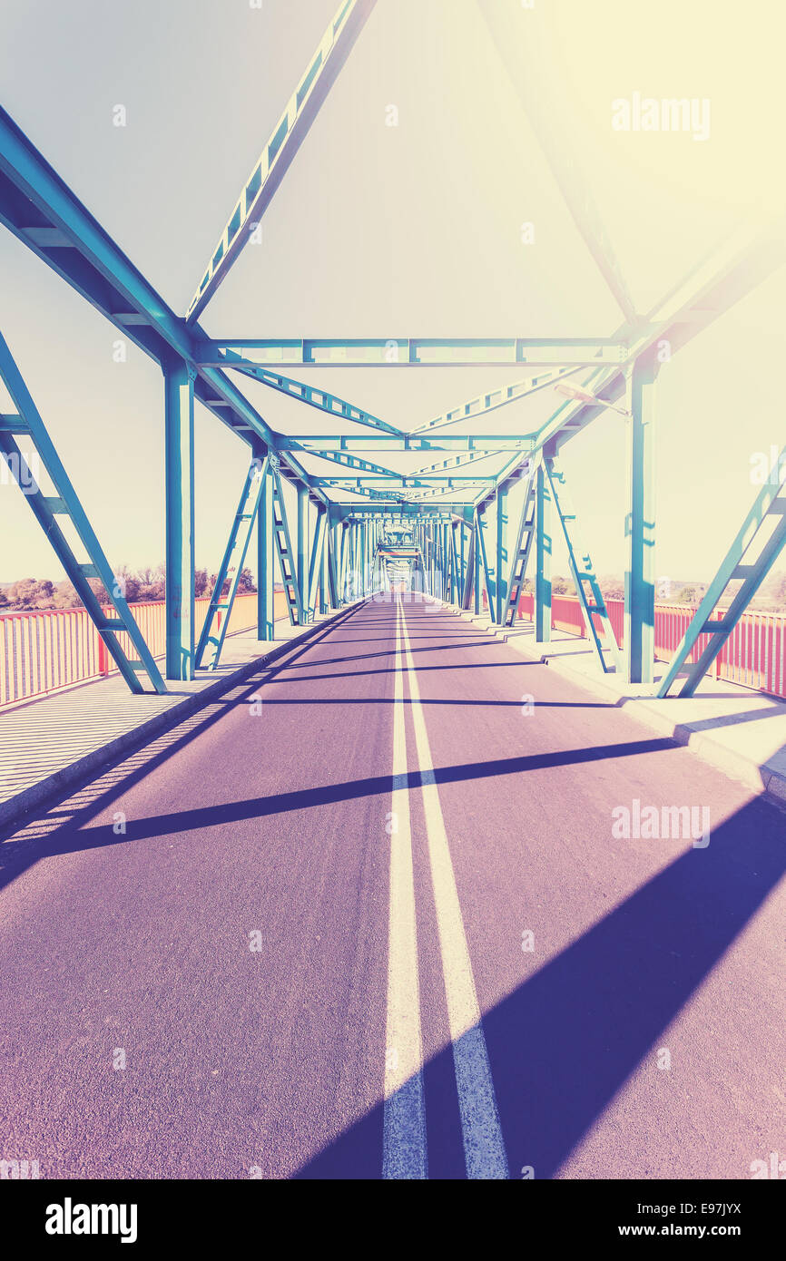 Vintage foto stilizzata di un ponte in acciaio con luce di sole. Foto Stock