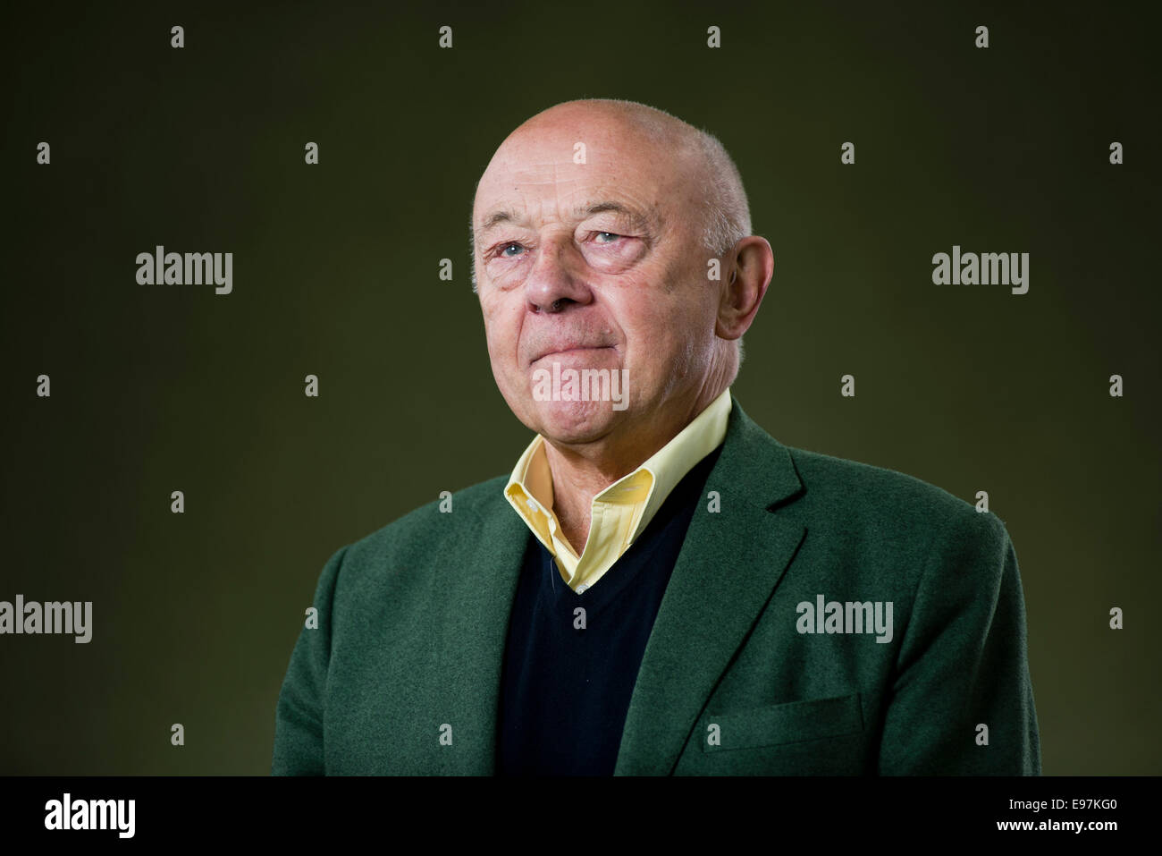 British arts administrator e la radio e la televisione il giornalista John Tusa appare in Edinburgh International Book Festival. Foto Stock