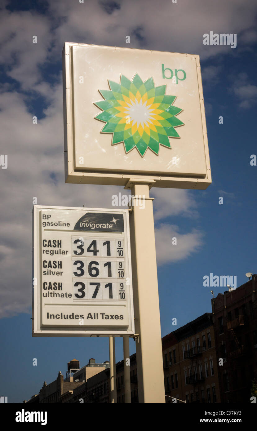 I prezzi del gas in corrispondenza di una stazione di servizio BP in New York Foto Stock