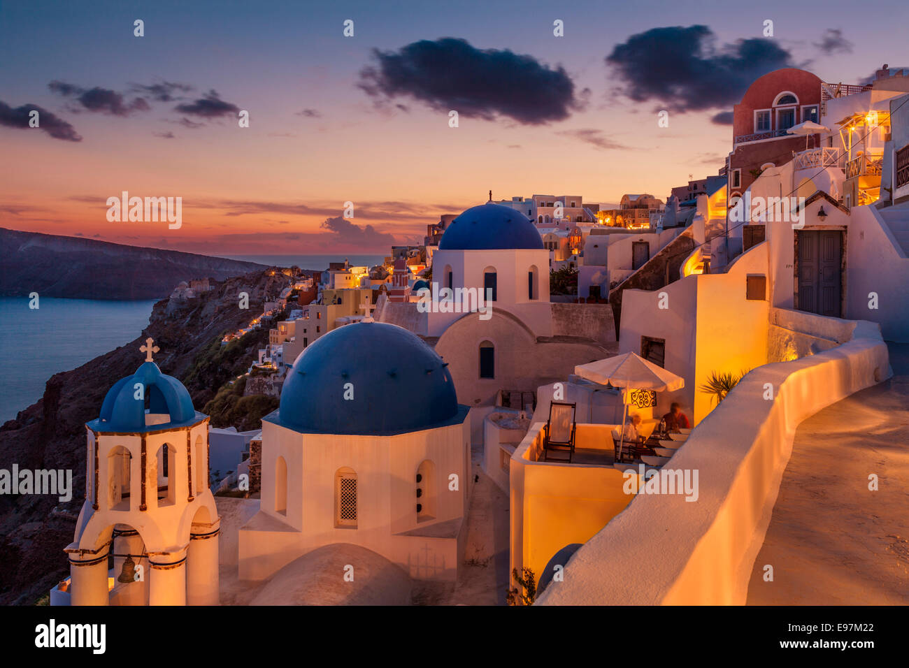 Le cupole blu & case bianche al tramonto, Oia - Santorini, SANTORINI, CICLADI, isole greche, Grecia, Unione Europea, Europa Foto Stock