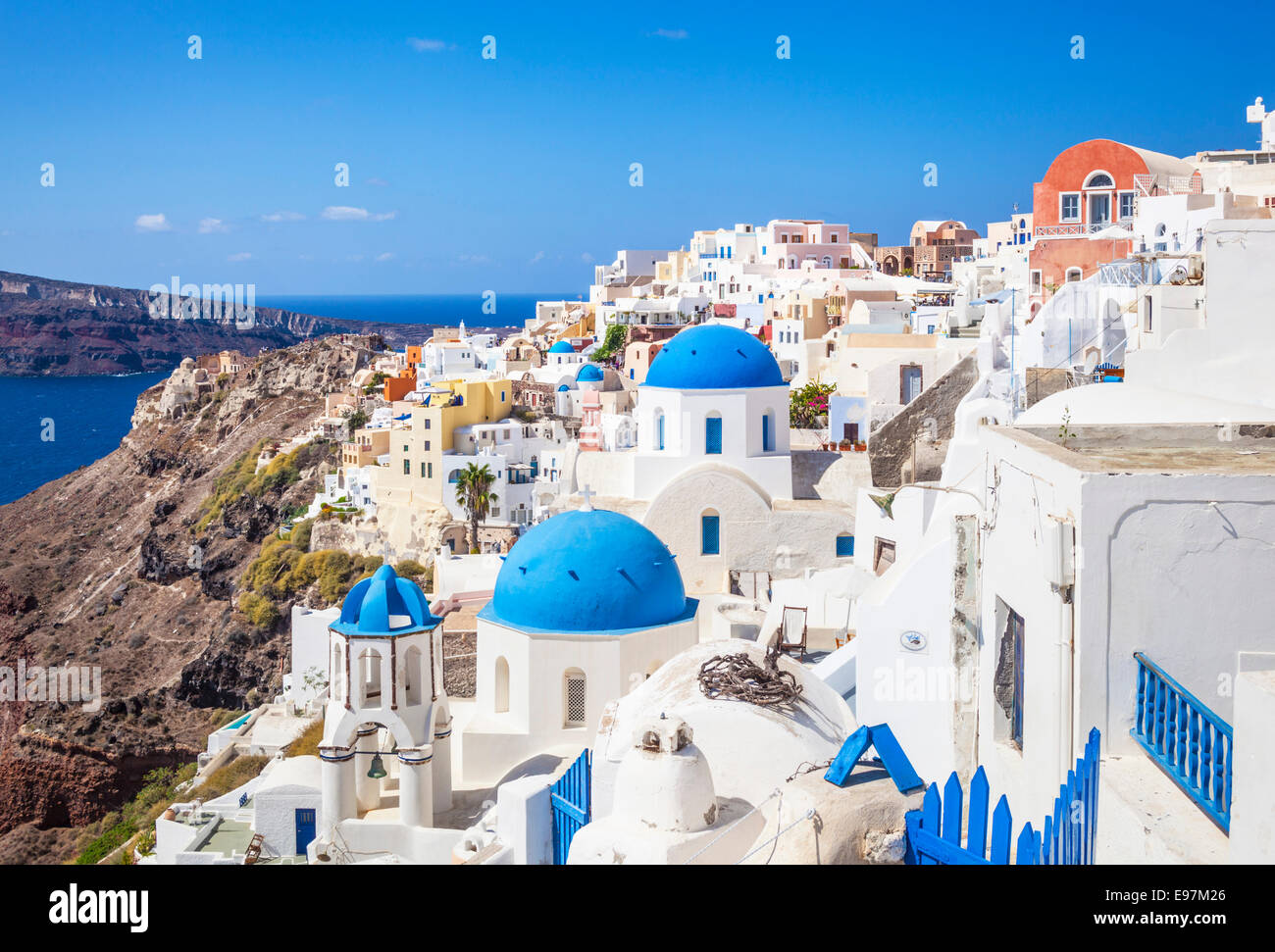 Case bianche e le cupole blu nel villaggio di Oia - Santorini, SANTORINI, CICLADI, isole greche, Grecia, Unione Europea, Europa Foto Stock