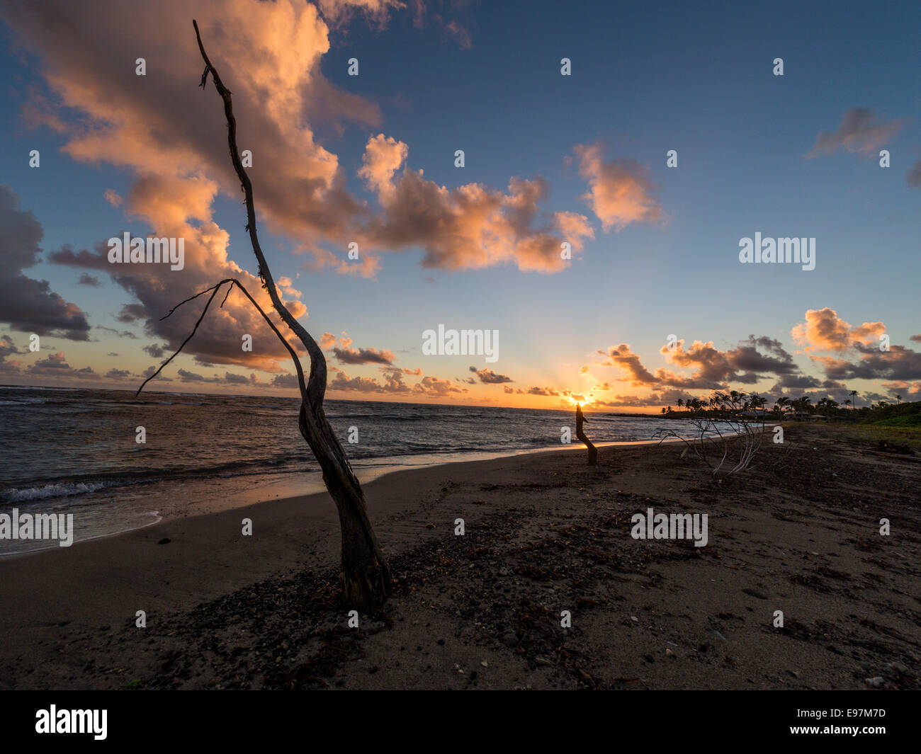 Paesaggio - il sorgere del sole dietro una nuvola la formazione in background con Long Haul Bay Beach e il mare dei Caraibi in primo piano. Foto Stock