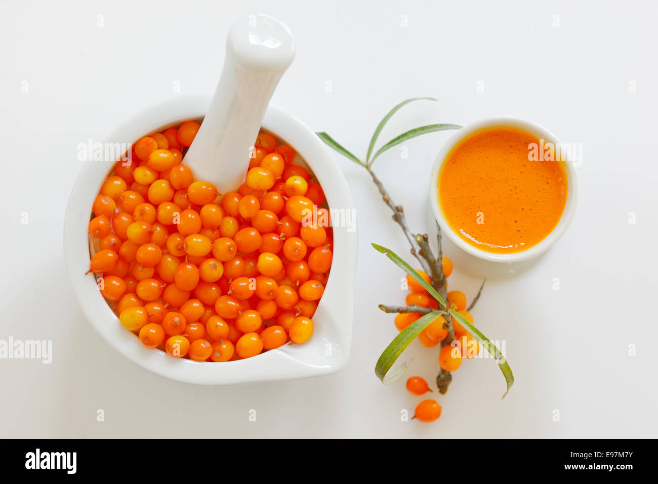 Bacche di olivello spinoso succo di frutta, succo di frutta e bacche isolati su sfondo bianco. La disintossicazione naturale. Foto Stock